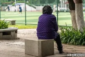 带孙子三年，每月5000养老金不够花，亲家来了，我才知我错的彻底图片