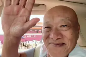 凌峰时隔十年重回北京，微笑挥手感慨良多，与嫩妻贺顺顺已无联系图片
