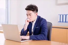 从正科领导职务改任一级主任科员后，单位同事都在疏远我怎么办？图片