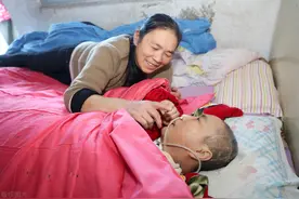 65岁阿姨雇中年男子当保姆，男子：这里不是人待的，高薪我都不干图片