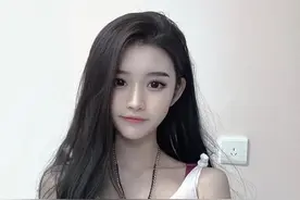 女人漂亮了穿什么都好看，一件普通T恤或者背心，都能穿出时尚感图片