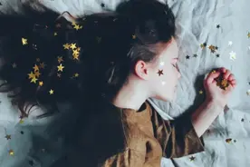 任性女子一生，是误父母误手足误儿女，抑或活了个自在？图片