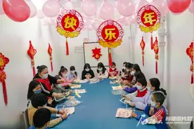 “我要做只漂亮的小兔兔，开学送给好朋友！” 乌市小朋友创意手工迎元宵节图片