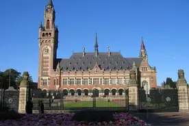 重提南海仲裁案之前，请南海仲裁法官讲清楚，3000万美元怎么来的图片