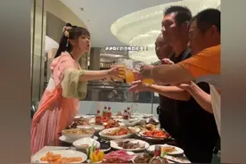 眼眶湿了！女网红和中年男人的一顿饭，打醒了多少不懂感恩的子女图片