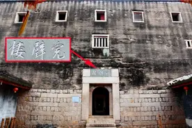 老农在自家菜园发现古石碑，考古学家研究后说：敢问祖上何人？图片