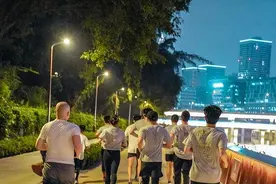 45岁江苏男子，每天晚上坚持夜跑5公里，一年后，他得到了什么？图片