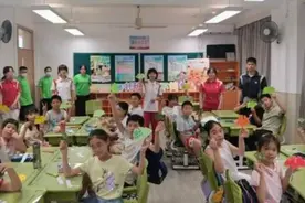 长宁这群中学生为暑托班里的弟弟妹妹们送上“系列爱心课”图片