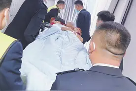 “蓝天生命通道”再次开启 这趟航班争分夺秒护送受伤旅客来乌救治图片