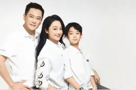曹颖晒全家福庆结婚纪念日！三双大长腿吸睛，儿子被赞最帅星二代图片