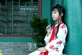 薛宝钗的前身是条蛇，为何与宝玉天生一对？看清黛玉真身有多高贵图片