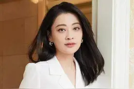 48岁梅婷乌镇演戏被偶遇，一席红裙上围丰满惹眼，蹦蹦跳跳似少女图片
