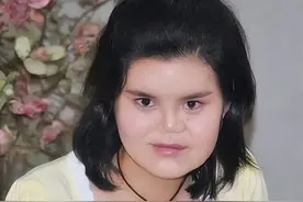 1988年农民捡到女婴，哥哥干苦力为妹妹整容，她变美后向哥哥求婚图片