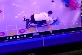 女子健身房上私教课腿骨被压折：期间多次提醒和拍打教练图片