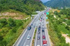 福建这条双向8车道很繁忙，在规划改扩建，有望实现双层高速通道图片