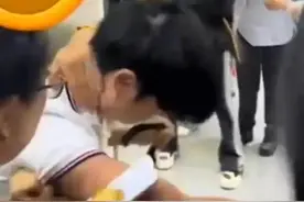 电梯超载，后上的小伙不肯下，谁要下谁下！后遭扇耳光，冤吗？图片
