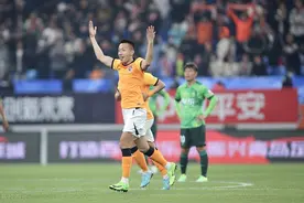 国安球迷彻底怒了！数百名球迷围堵大巴：要求李明于大宝下车解释图片