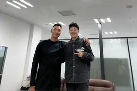 潘玮柏晒演唱会后台与易建联合影，网友：两个人身高差也太可爱了图片