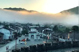 四川一古镇，平时只有几千人，夏天人口翻十倍，避暑度假的胜地图片
