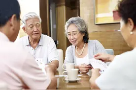 人到老年，如若老伴先离开了，请逼自己做好这3件事图片