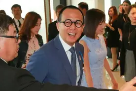 一件西服，让李泽楷被扒的“底裤”都不剩，网友：王思聪只是根葱图片