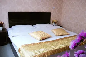 酒店床上为什么放块布？多亏保洁阿姨说出真相，最后一条让人脸红图片
