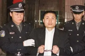 2001年悍匪张君在重庆伏法，临刑前向看守所民警道谢：你们很人道图片