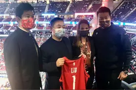 刘国梁现身丰田中心，举起休斯顿火箭1号球衣！麦迪时刻永恒经典图片