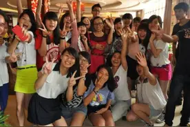 同学聚会几乎成了差生的天下，学霸多半不会参加，不是瞧不起他们图片