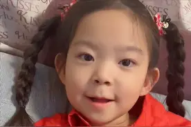 东北7岁女孩患罕见病，4岁父亲入狱，妈妈靠她直播，吸粉200万图片