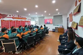 中国邮政广大干部员工认真收听收看党的二十大开幕会图片