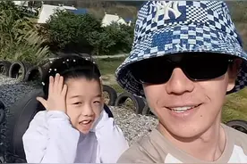 王栎鑫带儿女三亚度假，离婚后首次提及吴雅婷！对前妻称呼显特别图片