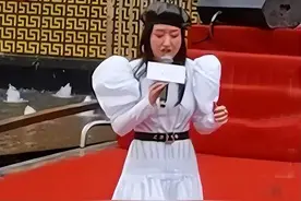 51岁杨钰莹美人迟暮？频繁现身小县城简陋舞台，就真的落魄了吗？图片