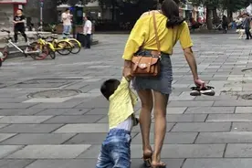 为啥孩子出门走两步就要抱抱？家长先别吵骂，真相令人心疼图片