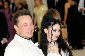 马斯克前女友大变样！秀诡异血红色文身，搞人体改造要做外星人图片