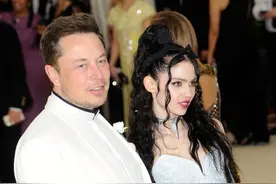 马斯克前女友大变样！秀诡异血红色文身，搞人体改造要做外星人图片