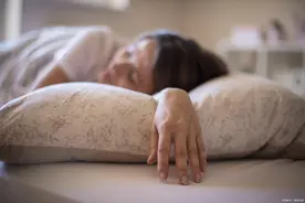 夜晚睡觉手脚心发热，一定要辩证看待！图片