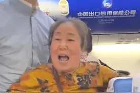 大妈大爷飞机上因占座遭拒，疯狂进行脏话输出，空姐竟然这样处理图片