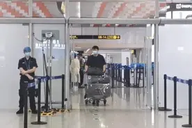 穿运动衫去机场接领导，偶遇衣着体面的老同学，场面太尴尬了图片