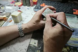 菏泽六旬“篆刻匠”：篆刻40余年光阴，专注坚持皆在方寸间图片