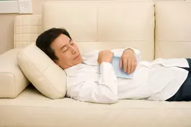 男性想要长寿，睡觉时要注意这3个“小毛病”，别忽视图片