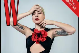Lady gaga写真太疯狂！披大红头巾拍照，手里拿剪刀把脸“卸”了图片