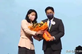 霍启刚当选香港立委，郭晶晶高调助阵献花送领带，标准贤内助好评图片