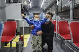 超暖心！公交车长细心照顾4岁的迷路男孩，并成功帮他找到家人图片