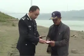 2019年重庆一大爷在长江钓起一条大鱼，放生获奖励，原来是达氏鳇图片