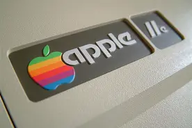 iPhone 包装盒里为何有两张贴纸？用了多年苹果的你未必知道图片
