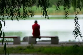 74岁患阿尔茨海默病，整日念叨着要去见父亲，找回时却无语凝咽图片