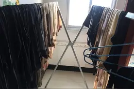 旧衣架上套一只丝袜，真是太好玩了，家里有小孩的最喜欢了！图片