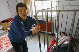 河南母亲笼中养儿45年，不离弃坚持喂养，如今被接到养老院照顾图片