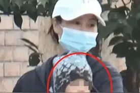 李亚鹏二胎女儿正脸曝光！嘴唇饱满正常不像李嫣，获父母贴心照顾图片